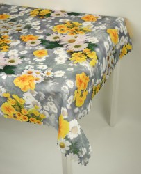 obrus-plamoodporny-pierwisnek-zolte-i-biale-kwiaty-na-popielatym-tle-widok-na-stole.jpg