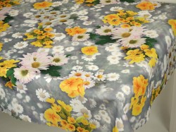 obrus-plamoodporny-pierwisnek-zolte-i-biale-kwiaty-na-popielatym-tle.jpg