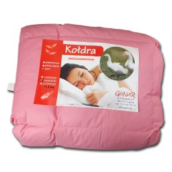 kołdra puchowa 220x200 w tradycyjnym różowym intlecie. Waga wypełnienia kołdry to 2 kg puchu.