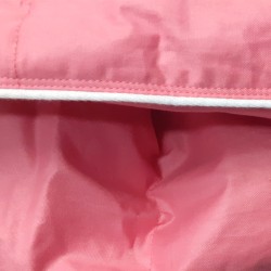 kołdra puchowa 160x200 - zbliżenie wykończenia lamówki.