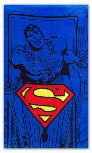 Ręcznik przedszkolaka 30x50 mały ze wzorem Super Man. Zarysy postaci na granatowym tle oraz bardzo widoczny znak Super Mana