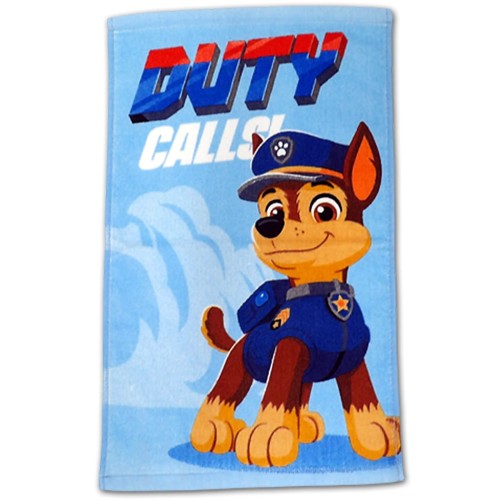 Ręcznik bawełniany 30x50 cm Psi Patrol z postacią Chase w stroju policjanta na jasnoniebieskim tle z napisem "Duty Calls", akcesoria dla dzieci, ręcznik do przedszkola.