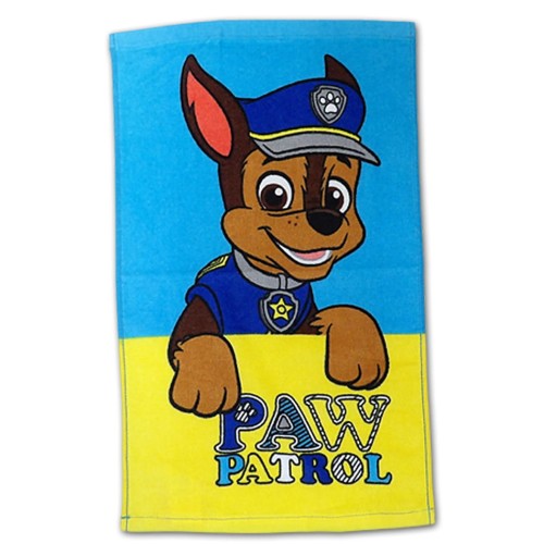 Ręcznik bawełniany 30x50 cm Psi Patrol z postacią Chase'a wychylającego się zza żółtego paska z logo, na niebiesko-żółtym tle, akcesoria dla dzieci, ręcznik do przedszkola.