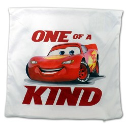 Biała poszewka z mikrofibry 40x40 z czerwonym Zygzakiem McQueenem i napisem "ONE OF A KIND".