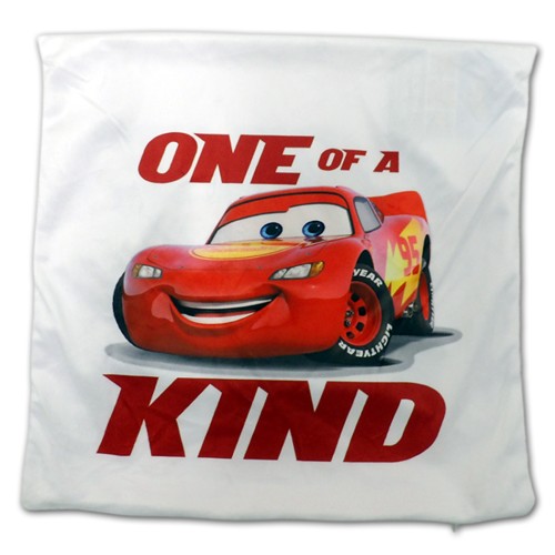 Biała poszewka z mikrofibry 40x40 z czerwonym Zygzakiem McQueenem i napisem "ONE OF A KIND".