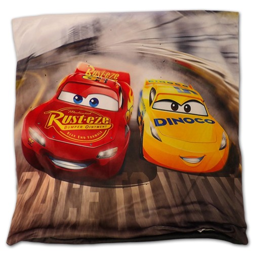 poszewka z mikrofibry 40x40 cm z czerwonym Zygzakiem McQueenem i żółtym samochodem Dinoco na torze.