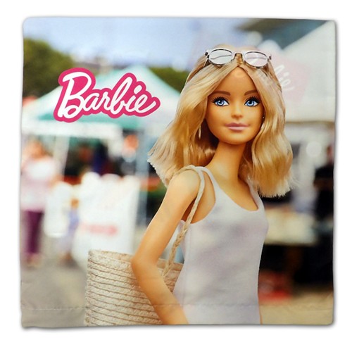 Poszewka 40x40 cm z mikrofibry, z Barbie w letniej stylizacji i różowym logo.