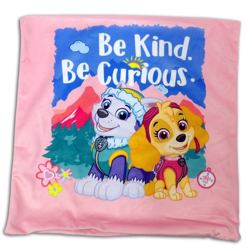 Różowa poszewka 40x40 cm z mikrofibry z pieskami Everest i Skye z Psiego Patrolu oraz napisem "Be Kind. Be Curious.".