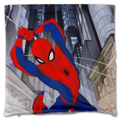 Poszewka 40x40 cm z mikrofibry SpiderMan w locie, wystrzeliwującym sieć.
