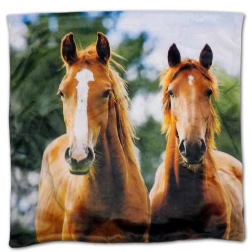 Poszewka 40x40 cm z mikrofibry z dwoma brązowymi końmi na tle zieleni.