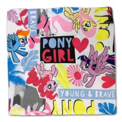 poszewka 40x40 cm z mikrofibry z kucykami My Little Pony i napisami "PONY GIRL", "YOUNG &amp; BRAVE" na tle kolorowych wzorów.