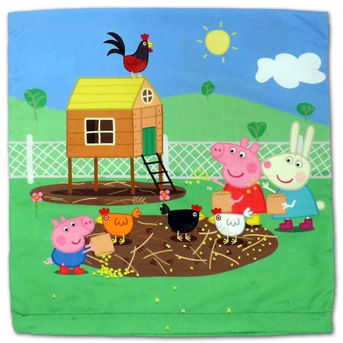 Poszewka na poduszkę 40x40 cm Świnka Peppa na farmie z George'em, Panem Królikiem i Panią Słoń, karmiąca kurczaki przy kurniku. Wzór obustronny