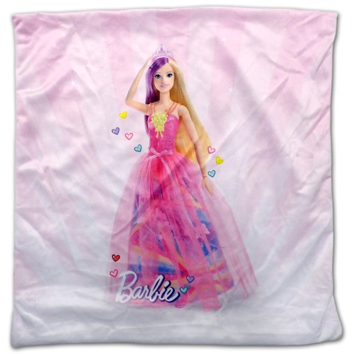 Poszewka 40x40 cm z lalką Barbie w różowej sukni balowej i tiarze, na tle różowych promieni i latających serduszek. Z logo Barbie. Wzór obustronny.