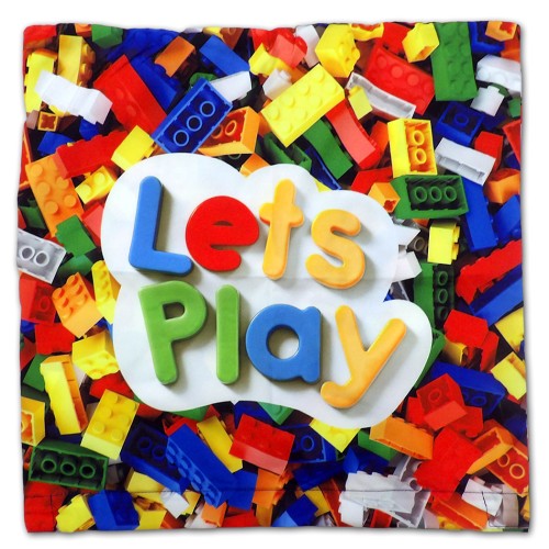 Poszewka 40x40 cm z kolorowymi klockami jako tło i centralnym napisem "Let's Play" w wielobarwnych literach na białej chmurce.