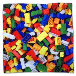 Poszewka 40x40 cm z widokiem na gęsto rozsypane, różnobarwne klocki konstrukcyjne, pokrywające całą powierzchnię.