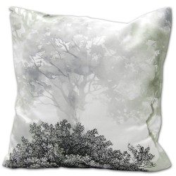 Poszewka z satyny bawełnianej z dwustronnym wzorem leśnym, łączącym rysunek z efektem akwareli.
