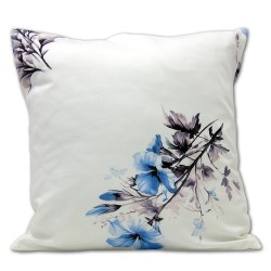 Biała poszewka z satyny bawełnianej z błękitnymi i fioletowymi kwiatami w narożniku. 4877B