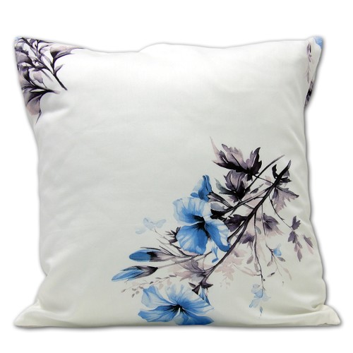 Biała poszewka z satyny bawełnianej z błękitnymi i fioletowymi kwiatami w narożniku. 4877B