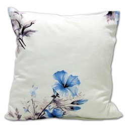 Biała poszewka z satyny bawełnianej z błękitnymi i fioletowymi kwiatami w narożniku. 4877B