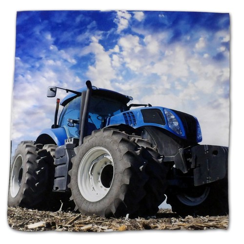 Poszewka 40x40 cm ze zdjęciem dużego, niebieskiego traktora rolniczego na spękanej ziemi, na tle niebieskiego nieba z chmurami. Wzór obustronny.