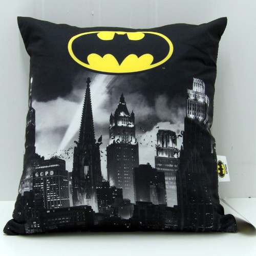 Poszewka 40x40 cm z żółtym logo Batmana i panoramą Gotham City w czerni i bieli, z latającymi nietoperzami na tle. Wzór obustronny