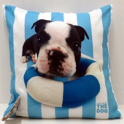 Poszewka 40x40 cm ze zdjęciem uroczego szczeniaka buldoga francuskiego z kołem ratunkowym, na tle w granatowo-białe paski.
