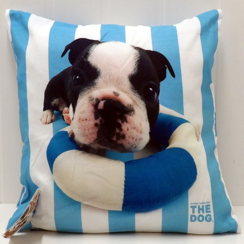 Poszewka 40x40 cm ze zdjęciem uroczego szczeniaka buldoga francuskiego z kołem ratunkowym, na tle w granatowo-białe paski.