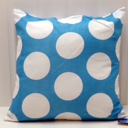 Poszewka 40x40 cm z prostym, ale radosnym wzorem, przedstawiającym duże, białe kropki na błękitnym tle.