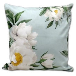 Poszewka z satyny bawełnianej w kolorze jasnoniebieskim z białymi piwoniami.