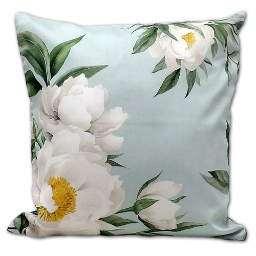 Poszewka z satyny bawełnianej w kolorze jasnoniebieskim z białymi piwoniami.