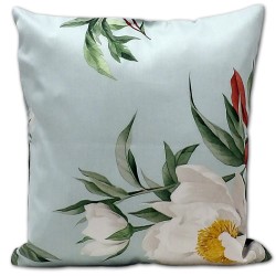 Poszewka z satyny bawełnianej w kolorze jasnoniebieskim z białymi piwoniami. 5076A