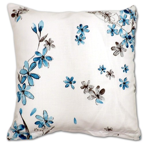 Poszewka 40×40 bawełniana, biała, z malarskim wzorem niebiesko-szarych kwiatów i gałązek.