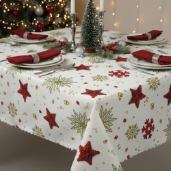 Obrus świąteczny z wzorem w czerwone gwiazdy i złote akcenty na białym tle. Brzegi wykończone ząbkiem. Obrus jest wyeksponowany na elegancko zastawionym stole. sw18