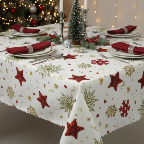 Obrus świąteczny z wzorem w czerwone gwiazdy i złote akcenty na białym tle. Brzegi wykończone ząbkiem. Obrus jest wyeksponowany na elegancko zastawionym stole. sw18
