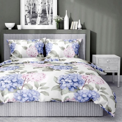 5488B Biała pościel satynowa Detexpol 160x200 ozdobiona dużymi niebieskimi i różowymi kwiatami hortensji.