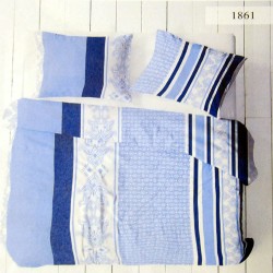 1861 Niebieska pościel bawełniana we wzór 1861 z pasami, ornamentami i drobnymi kwiatuszkami na białej podłodze z desek.