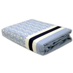 Niebieska pościel bawełniana we wzór 1861 z pasami, ornamentami i drobnymi kwiatuszkami na białej podłodze z desek.