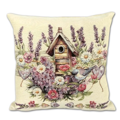 Kwadratowa poszewka gobelinowa z tkanym pejzażem przedstawiającym kamienny domek w otoczeniu fioletowych pól lawendy.
