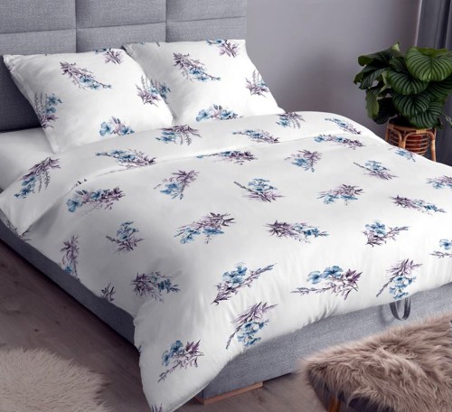 4877C Biała pościel satynowa 160x200 w niebiesko-fioletowe bukiety kwiatów polnych.