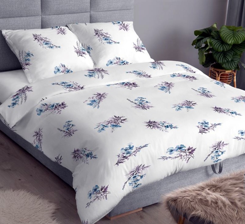 Pościel Satynowa 160x200 wzór 4877C Biała w Niebieskie i Fioletowe Kwiaty Polne.