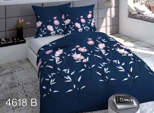 4618B   Granatowa pościel satynowa 160x200 ozdobiona różowymi kwiatami i jasnymi listkami.